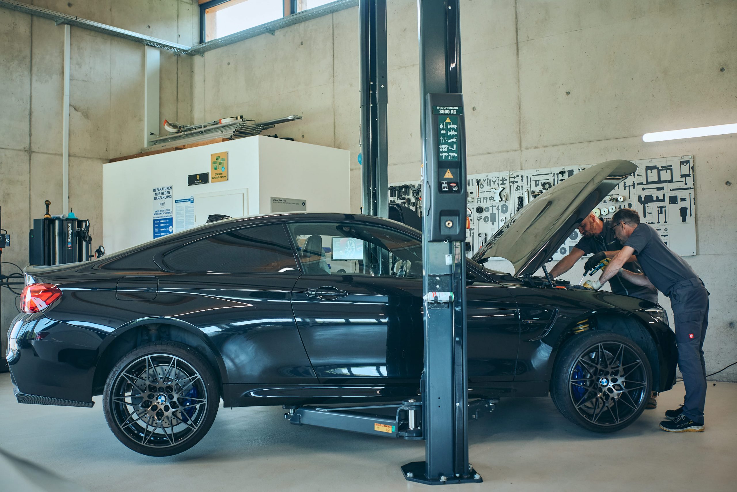 Arbeiten an der Hebebühne